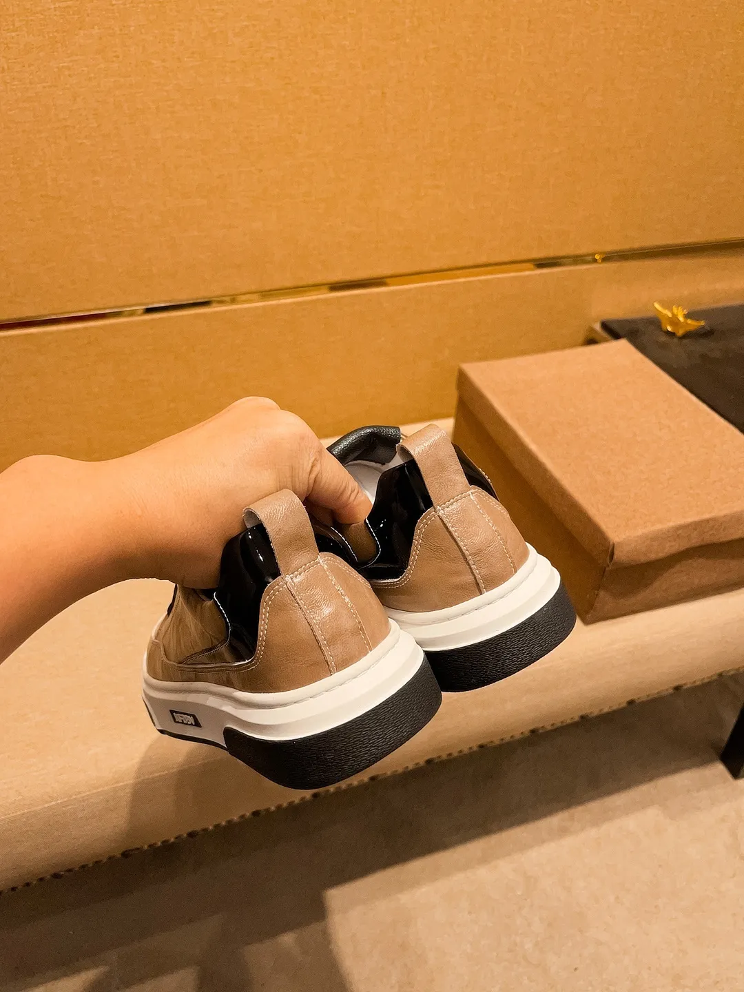 Men's shoes 💰 420💰【BV】🔥 High-end men's shoes brand official website 1:1 latest masterpiece: the upper is made of Italian imported first-layer cowhide with a comfortable and breathable lining➕original non-slip and wear-resistant outsole🔥, making walking more convenient and comfortable! An exclusive new model, a stunning work, a beautiful 1:1 replica [color] compared to the official quality! Create a fashionable personality to set off your uniqueness! A must-have for trendy men! Classic🔥Size: 38-44 Color: 🔥Multiple colors available🔥.